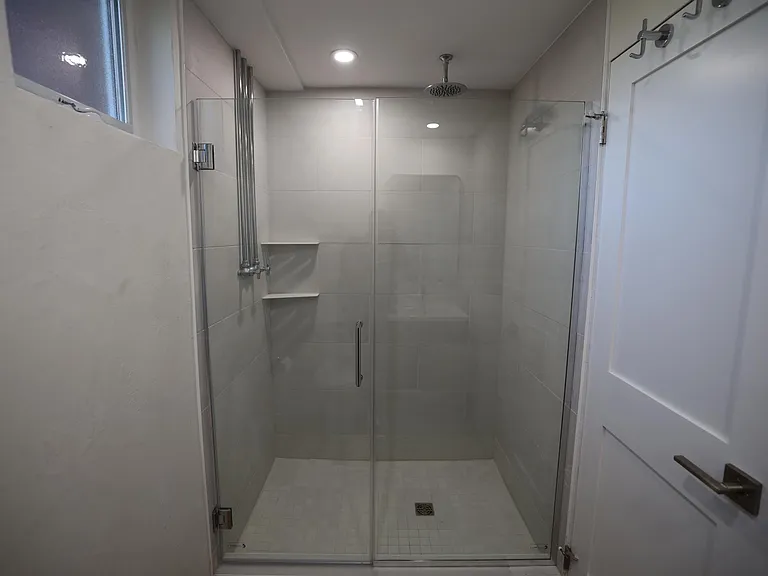 1534 N Woodburn Ave #B — Photo 17