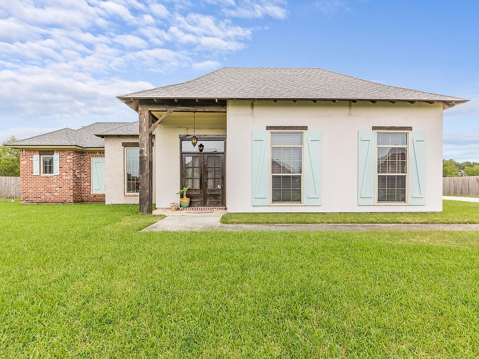 1st image of 207 Oak Shadows Dr