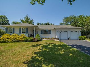 18 Byron Ln, Islip, NY 11751