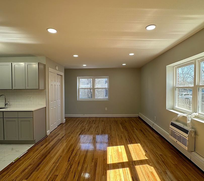 2nd image of 346 Franklin Pl APT 4