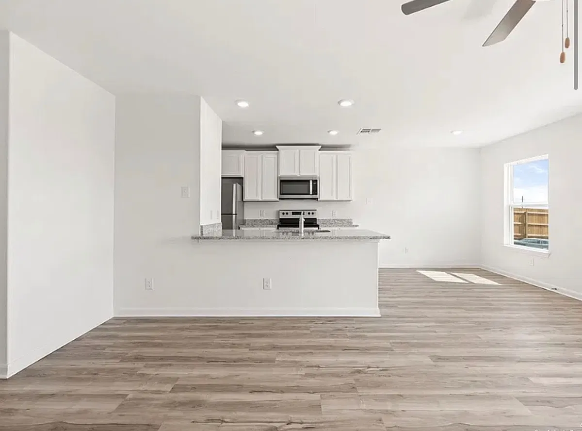 2 bed, 999 sqft, $2,000 — Photo 4