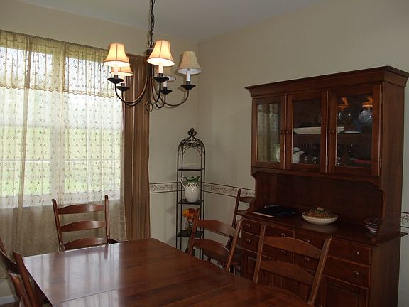 4th image of 9 Forsythia Ln