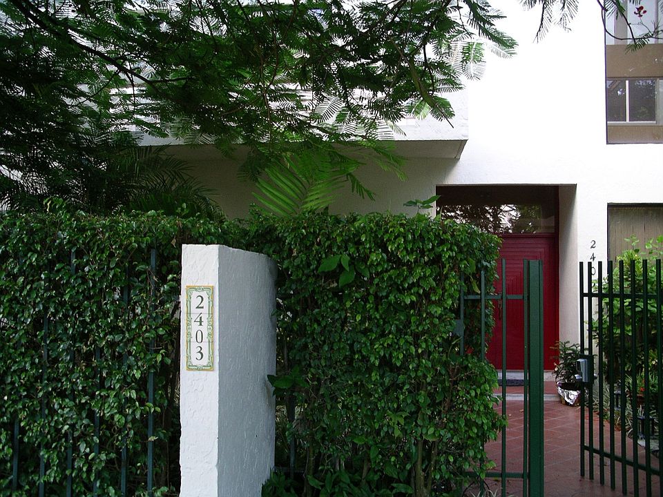 Entrance from S Miami Ave