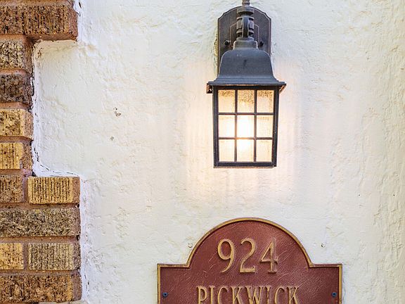 4th image of 924 S Pickwick Avenue