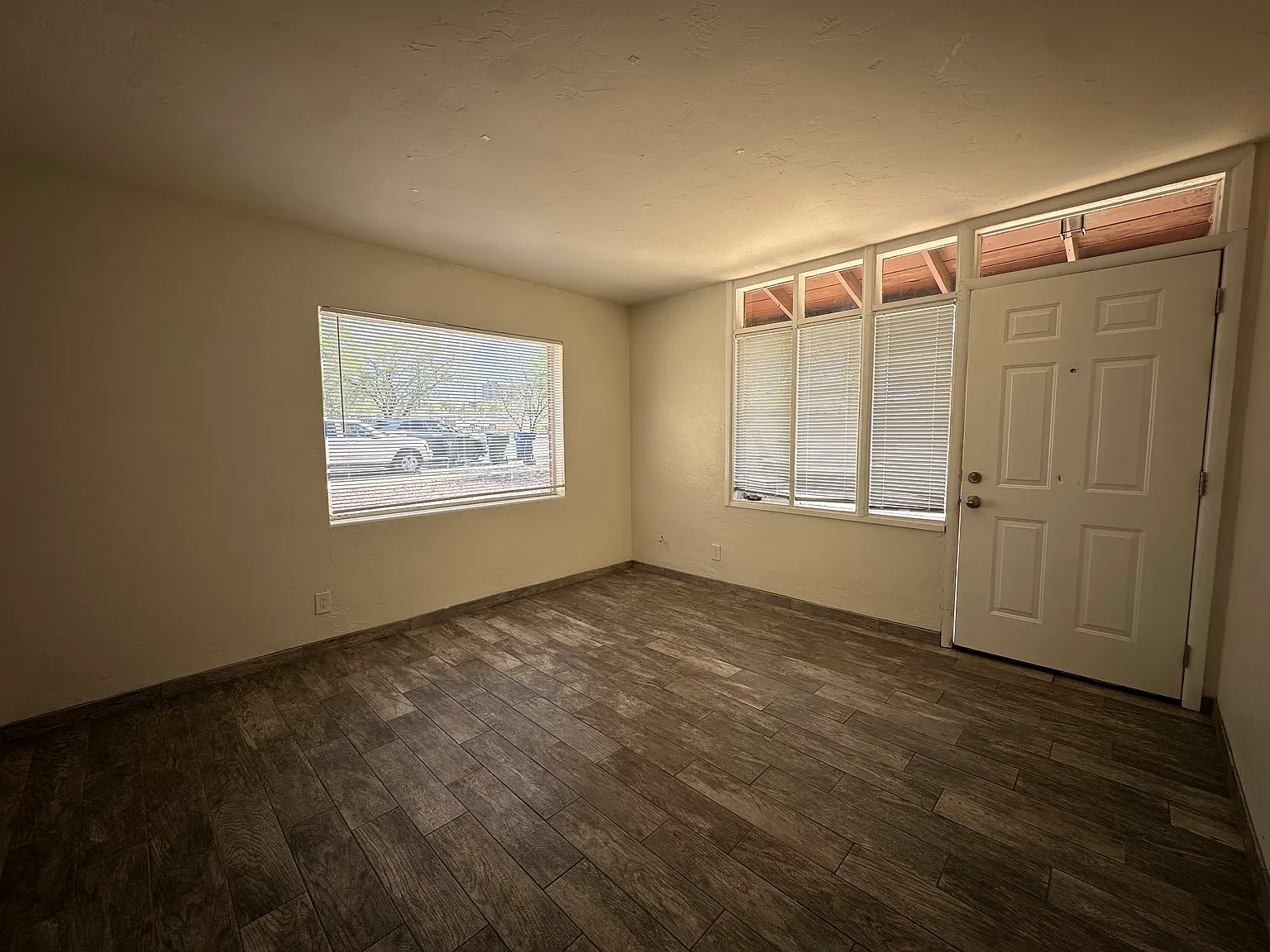 1039 E 9th Street — Photo 3