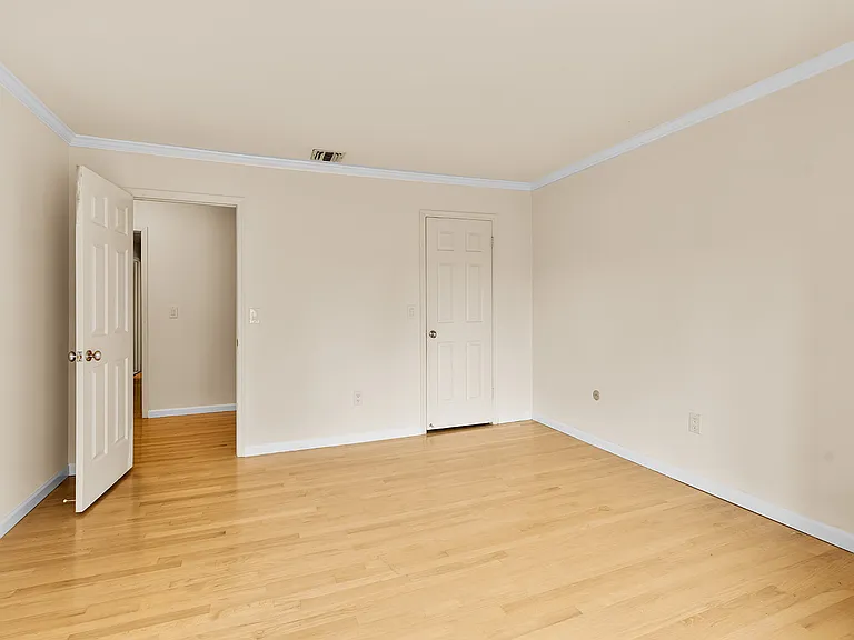 607 Grove St — Photo 10