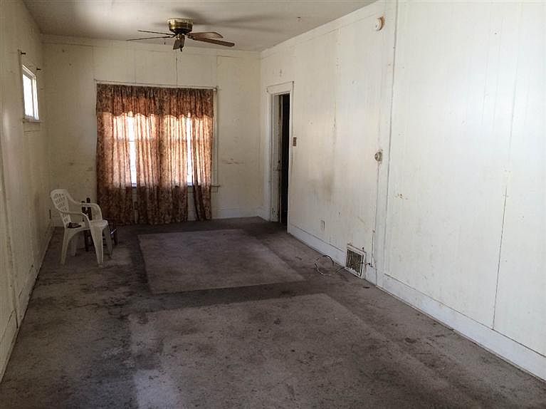 2nd image of 4818 Pine Ave