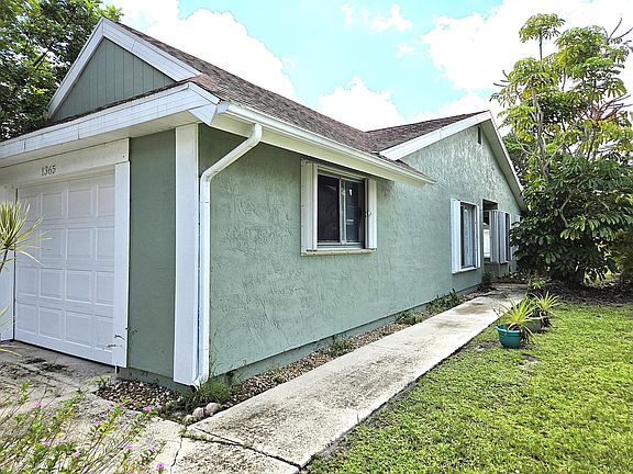2nd image of 1365 SE Rivergreen Circle