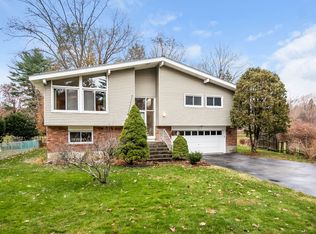 6 Orbaek Ln, Pleasantville, NY 10570