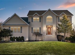 21 Lowell Dr, New City, NY