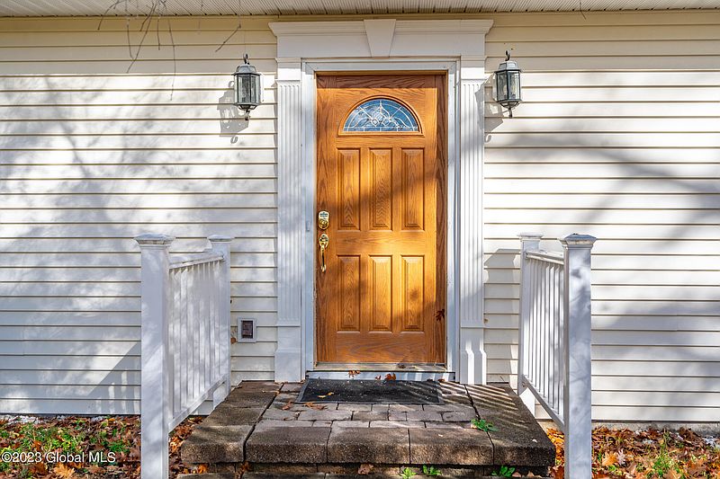 5th image of 143 Acorn Drive