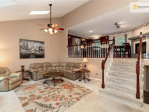 Large Great Room w/ Vaulted Ceilings