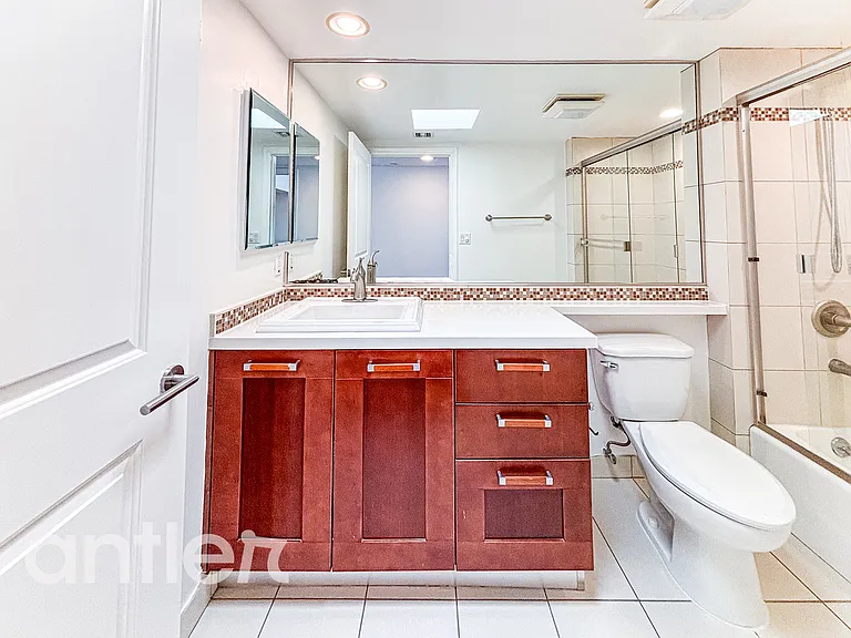 1241 S Sherbourne Dr #GPH4 — Photo 26