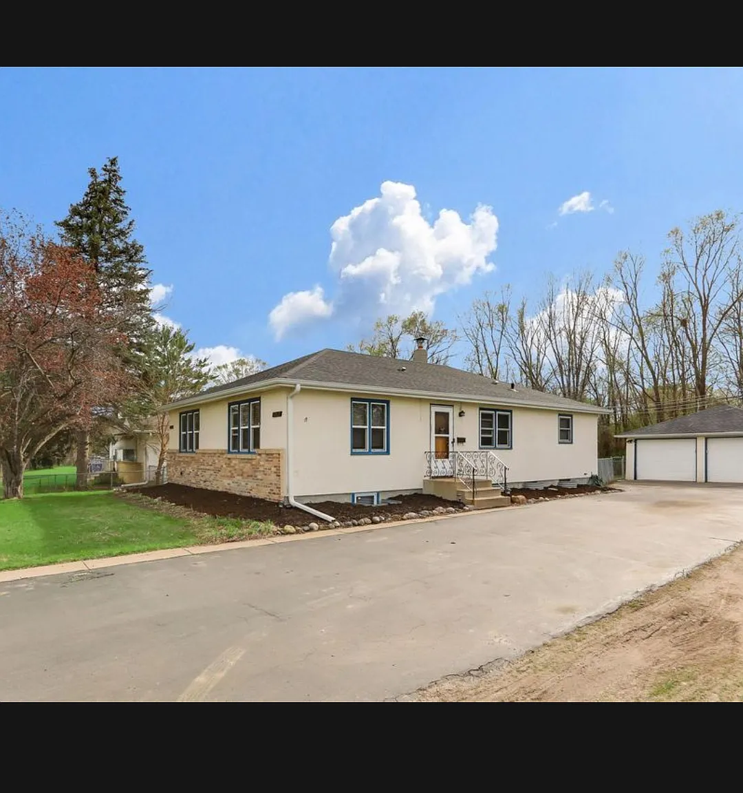 3 bed, 1.5 bath, 1200 sqft, $2,160 — Photo 3