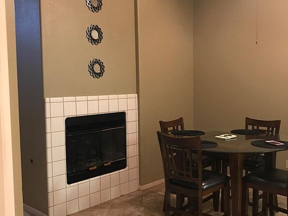 Diningroom w/fireplace