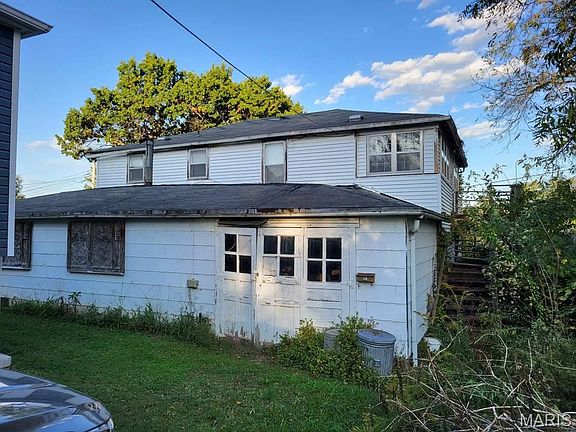 2nd image of 1112 1/2 Hickam St