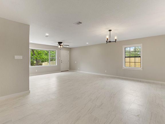 4th image of 2502 Oak Dr