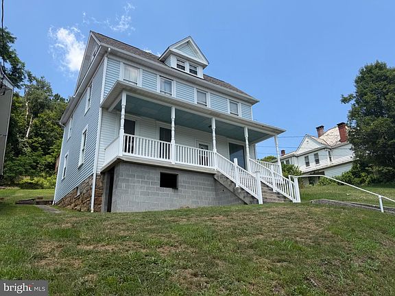 2nd image of 920 Bedford St