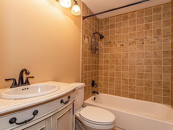 4th image of 2402 Nadine St