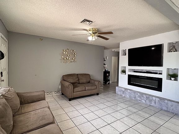 3rd image of 520 S Congress Ave
