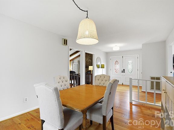 5th image of 304 Honeysuckle Dr