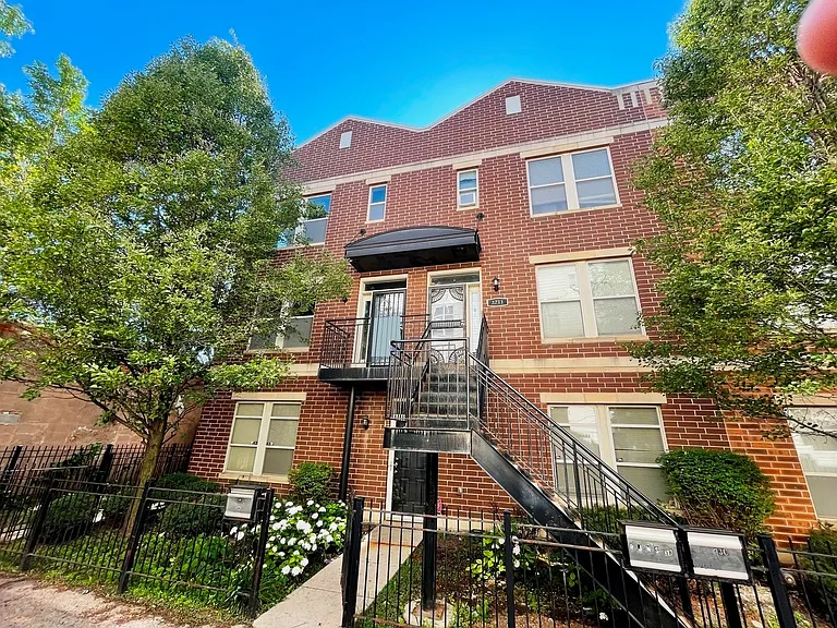 Quiet Tree-Lined Block | 5 Min to Rush + Illinois Medical District UIC, 7 min to West Loop, 10 min to Downtown, 15 min to River north, Blue line CTA