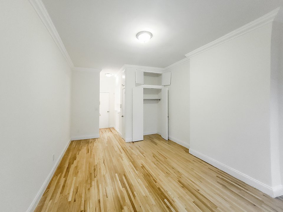 2nd image of 210 E 83rd St #3D1