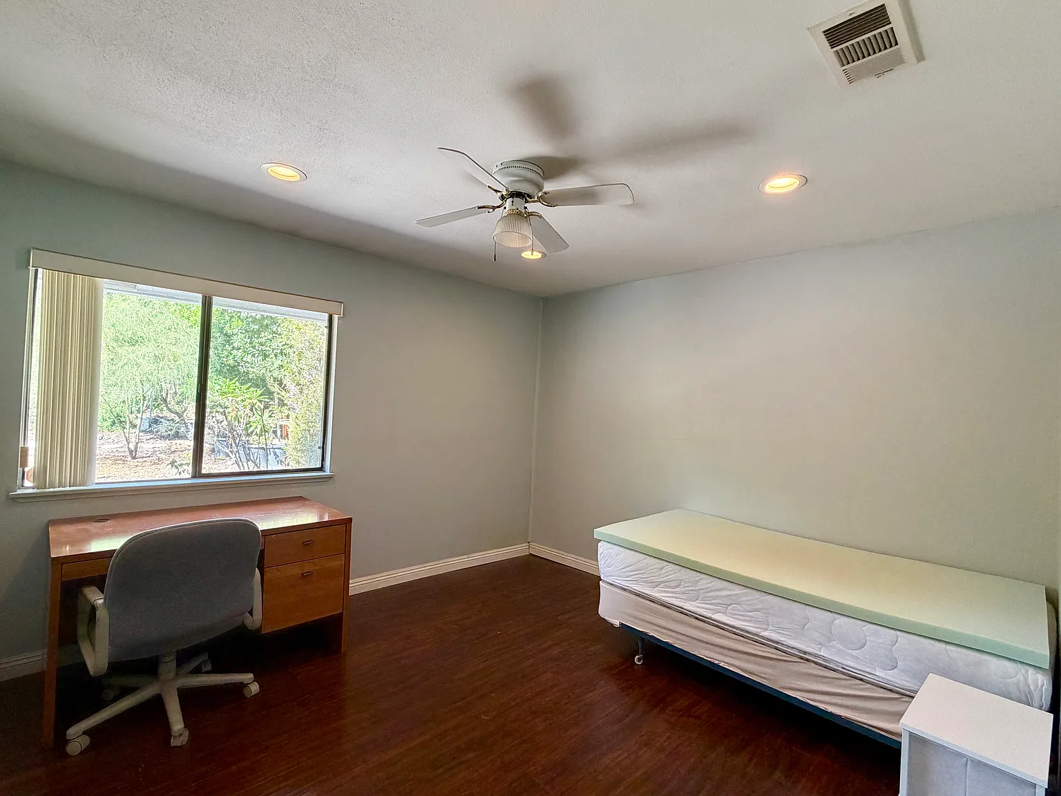5 bed, 3694 sqft, $1,000 — Photo 1