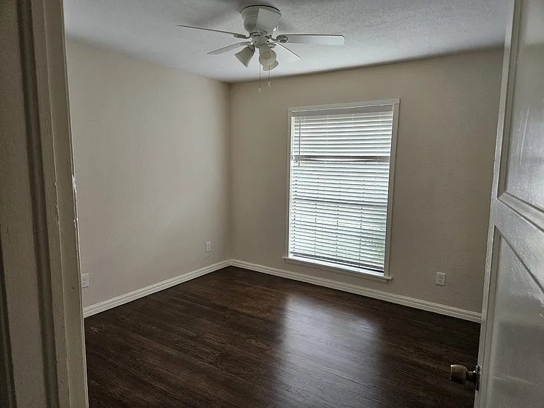 4021 Adrian Dr — Photo 14
