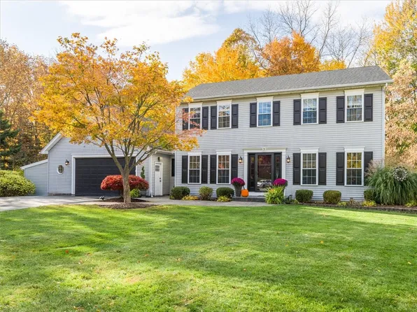 7 Morning Woods Ln, Rochester, NY 14625