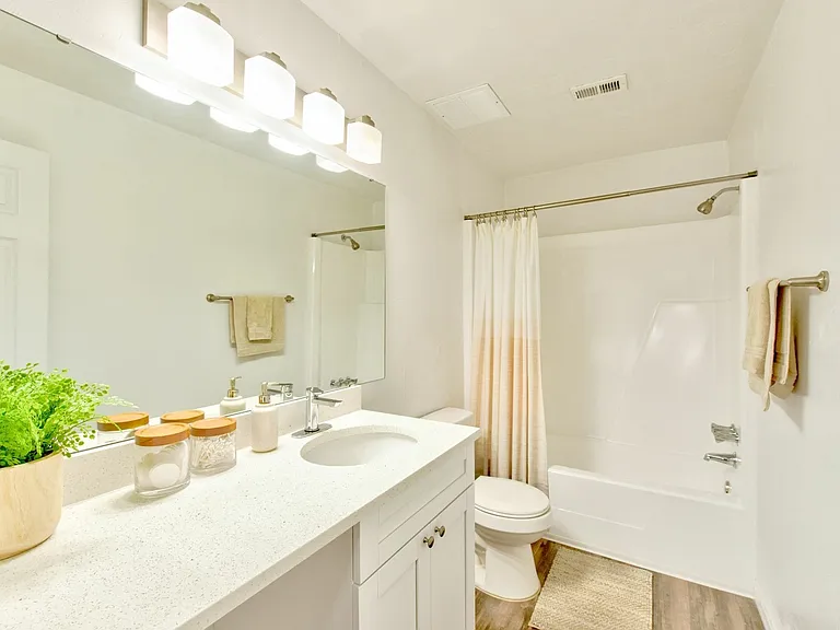 Madison Pointe — Photo 21