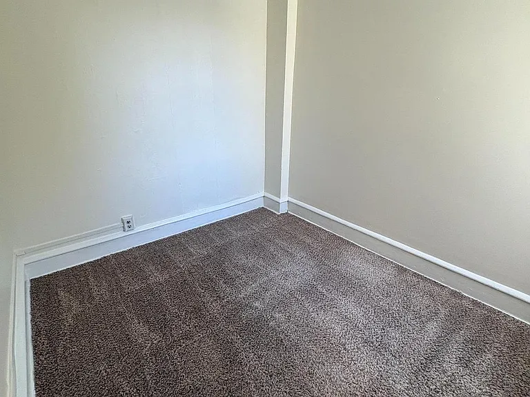 917 Koehler St — Photo 10