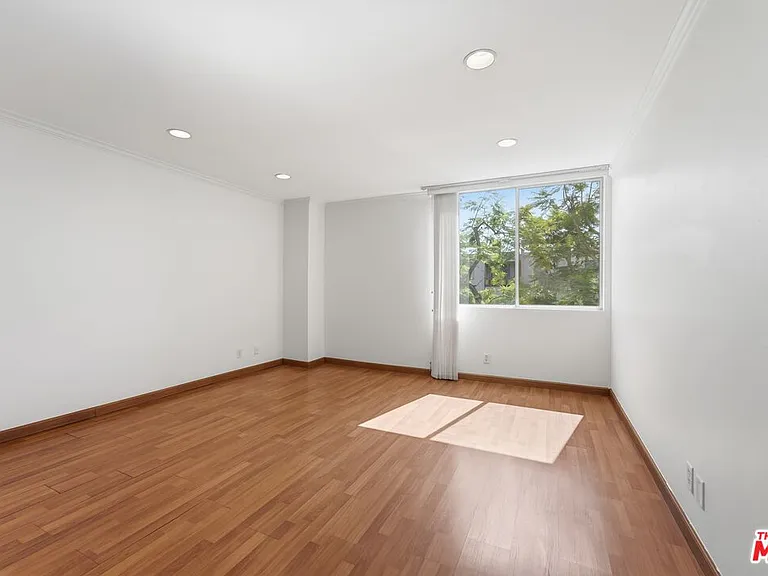 100 S Doheny Dr #213 — Photo 27