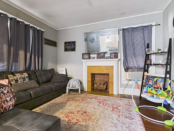 2nd image of 804-804 1/2 Lincoln Pl