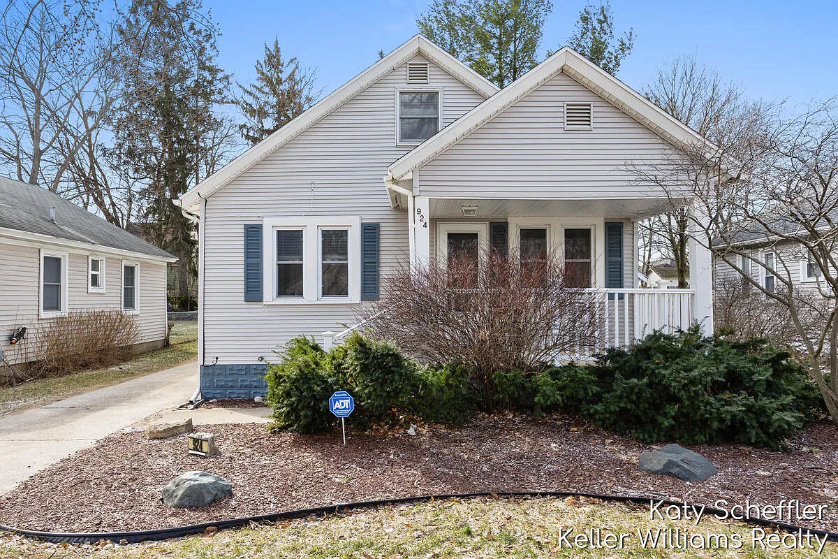 924 Elliott St SE photo 1