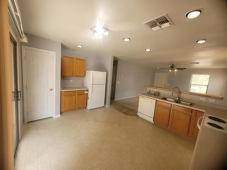 2739 W Silver Creek Ln — Photo 9
