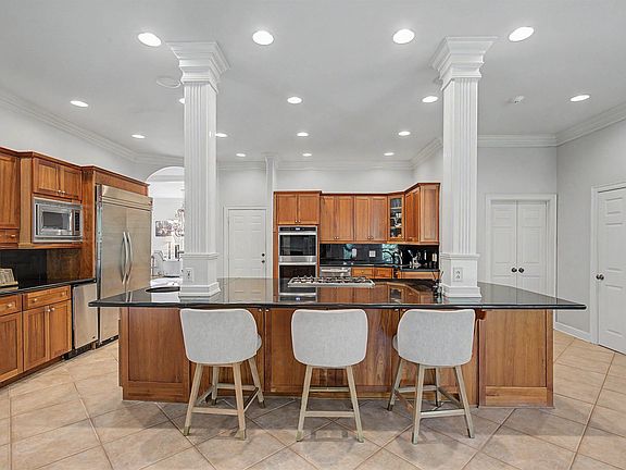4th image of 13 Somersett Dr