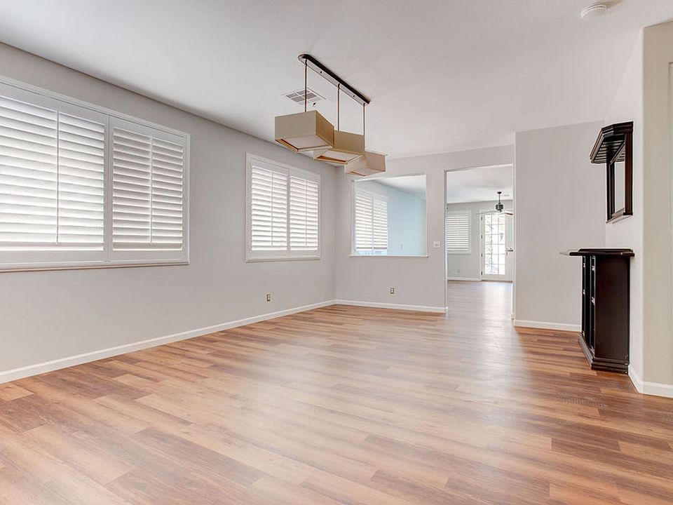 1st image of 325 Brilliant Summit Cir