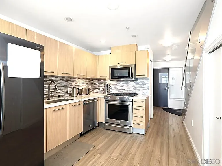 825 W Beech St W #301 — Photo 5