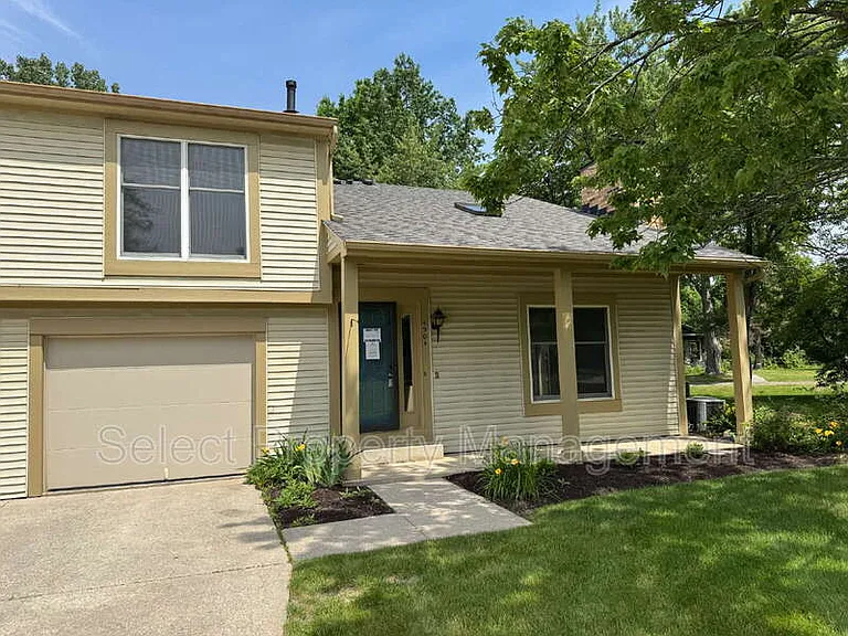 4904 Pinebrook Dr — Photo 2
