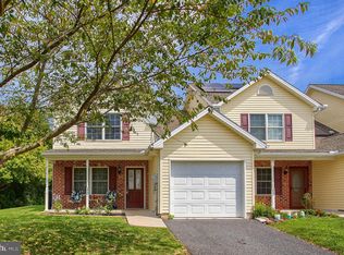 320 Drummer Dr, New Oxford, PA 17350