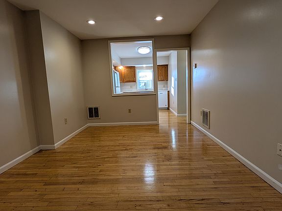 3rd image of 1516 Main St APT 6