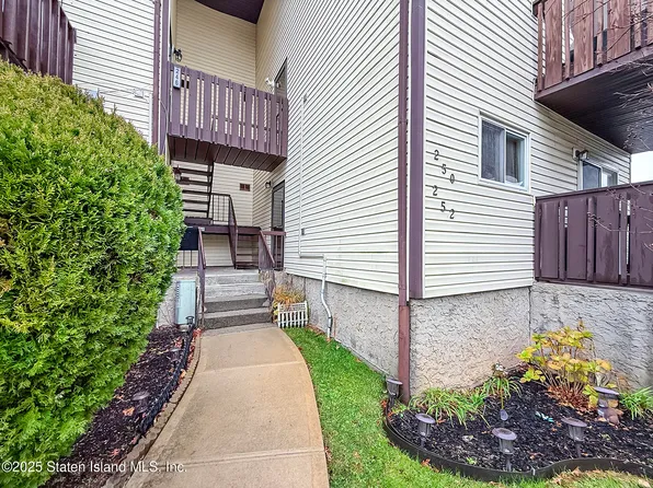 252 Timber Ridge Dr, Staten Island, NY 10306