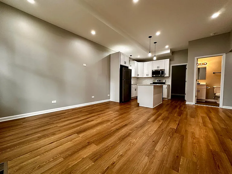 Amazing 4-bed Duplex by UIC — Photo 17