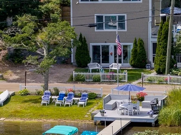 197 Roxy Cahoon Rd, Plymouth, MA 02360