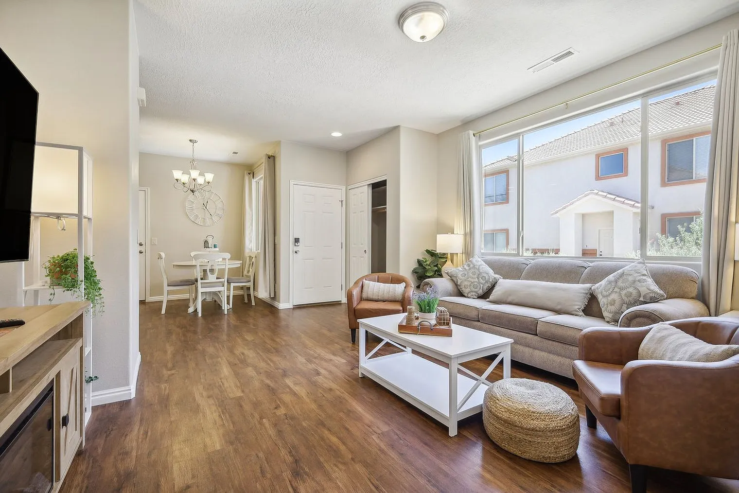 3 bed, 2.0 bath, 1119 sqft, $3,017 — Photo 3