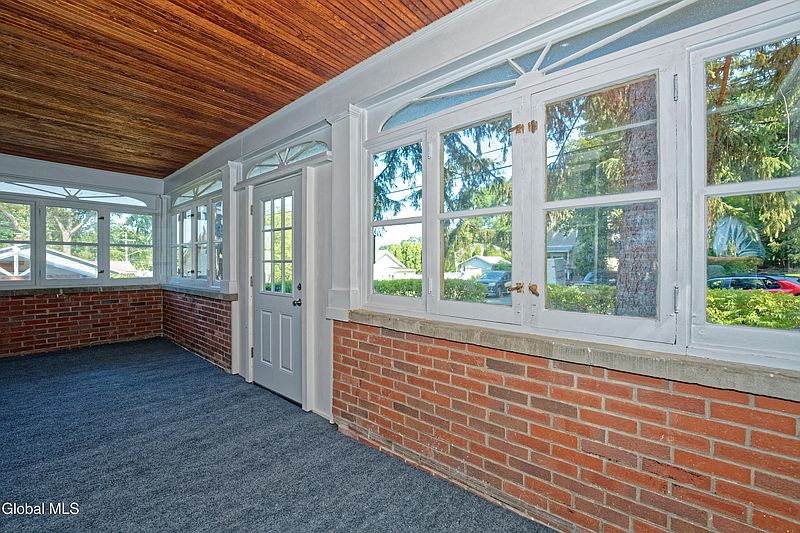 3rd image of 274 Pinehurst Avenue