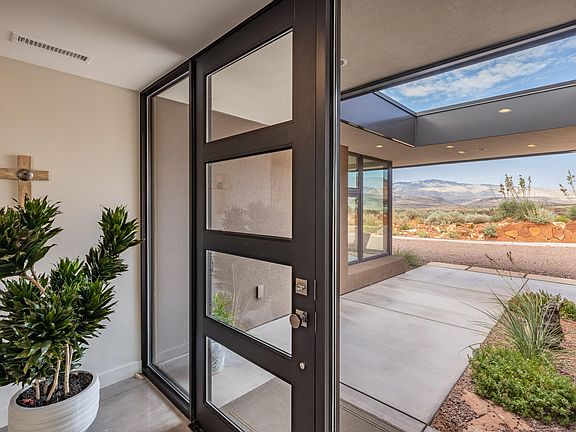 4th image of 579 W Paiute Dr
