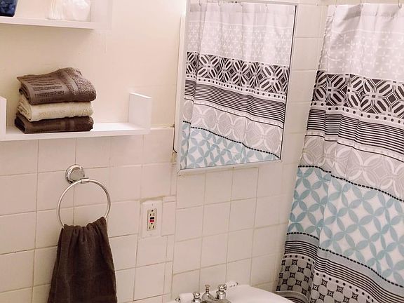 4th image of 482 Bergen Ave #1