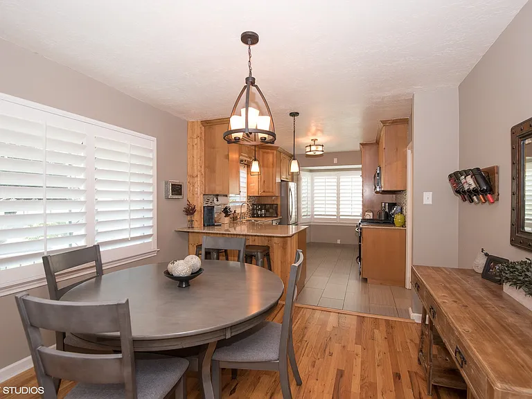 652 E Locust St — Photo 21